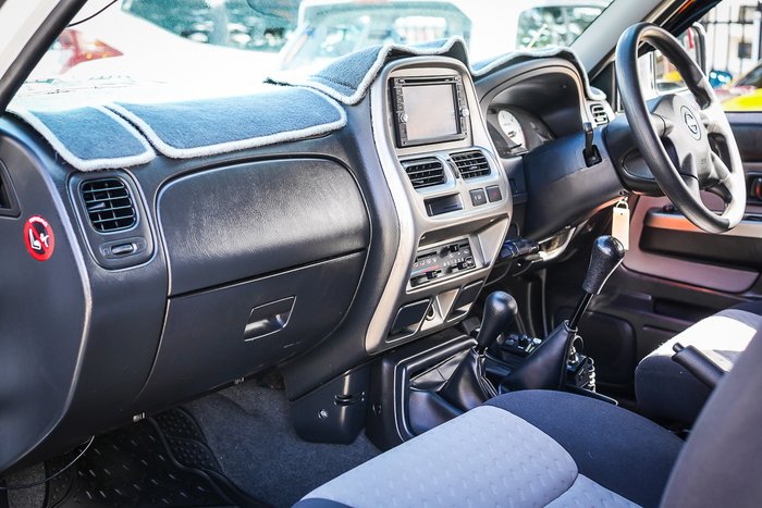 2010 NISSAN NAVARA ST-R (4x4)