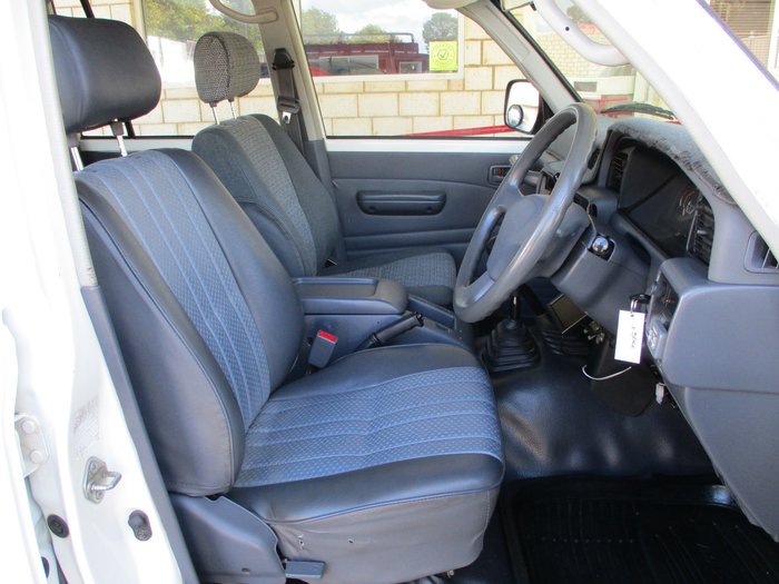 2000 Toyota Landcruiser GXL HZJ105R White