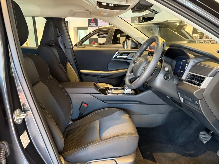 2025 MITSUBISHI Outlander ES