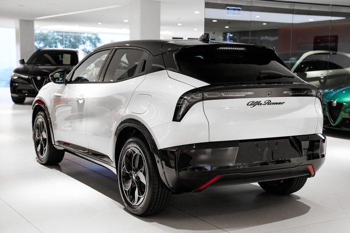 2025 Alfa Romeo Junior Ibrida