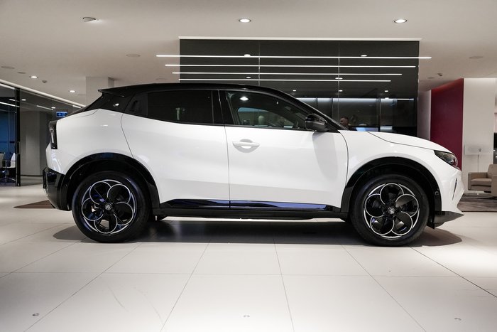 2025 Alfa Romeo Junior Ibrida