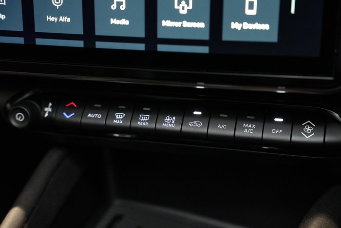 2025 Alfa Romeo Junior Ibrida