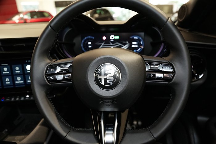 2025 Alfa Romeo Junior Ibrida