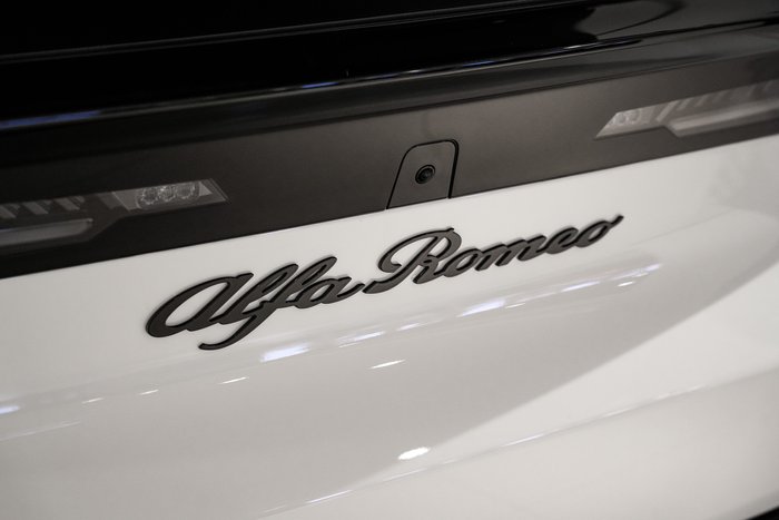 2025 Alfa Romeo Junior Ibrida