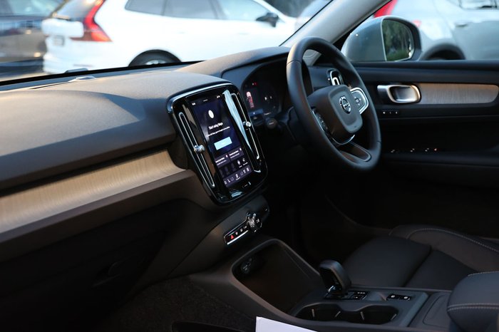 2026 Volvo XC40 Plus B4