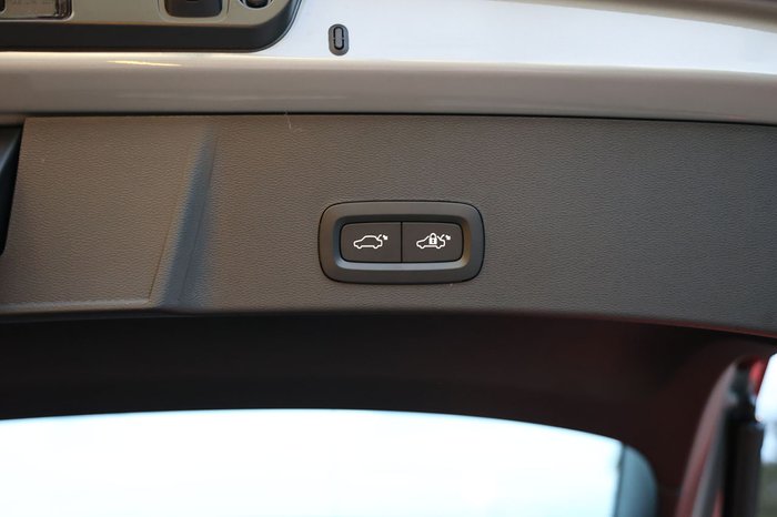 2026 Volvo XC40 Plus B4