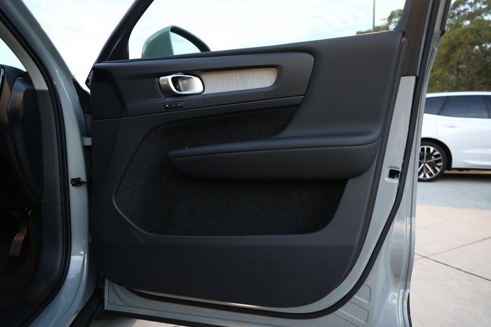 2026 Volvo XC40 Plus B4