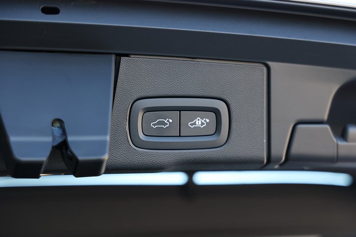 2022 Volvo XC60 Plus B5