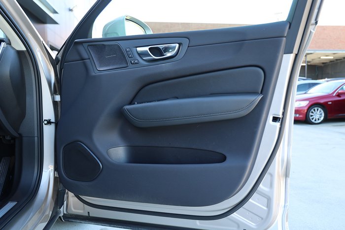 2022 Volvo XC60 Plus B5