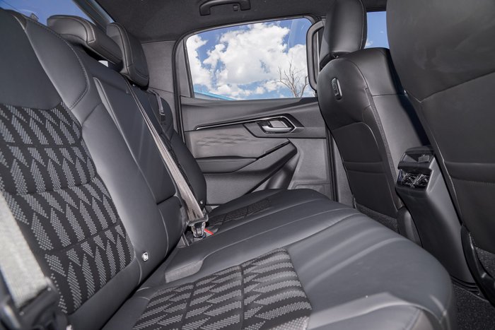 2025 Isuzu D-MAX BLADE