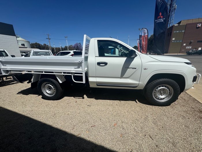 2025 MITSUBISHI Triton GLX