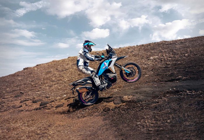 2025 CFMOTO 500 SR VOOM Zephyr Blue, Nebula White