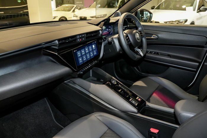 2025 Alfa Romeo Junior Ibrida