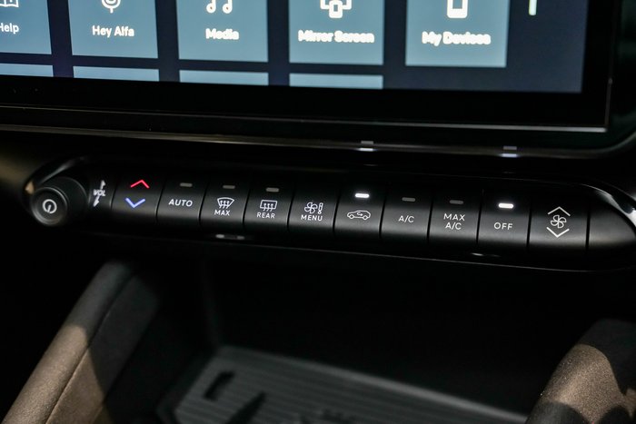 2025 Alfa Romeo Junior Ibrida