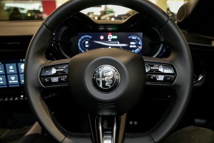 2025 Alfa Romeo Junior Ibrida