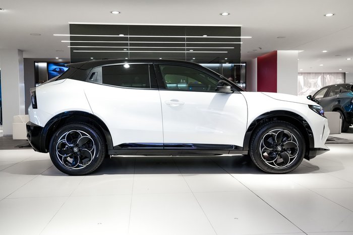 2025 Alfa Romeo Junior Ibrida