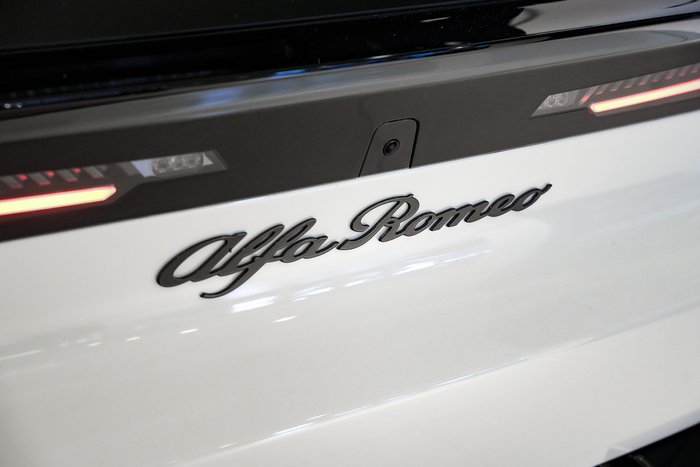 2025 Alfa Romeo Junior Ibrida