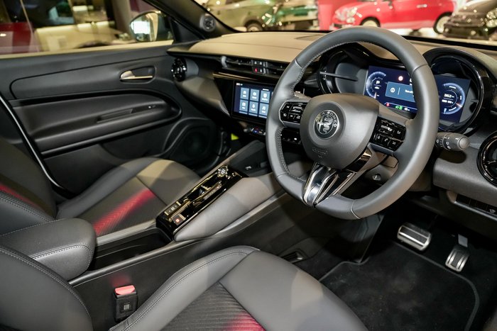 2025 Alfa Romeo Junior Ibrida