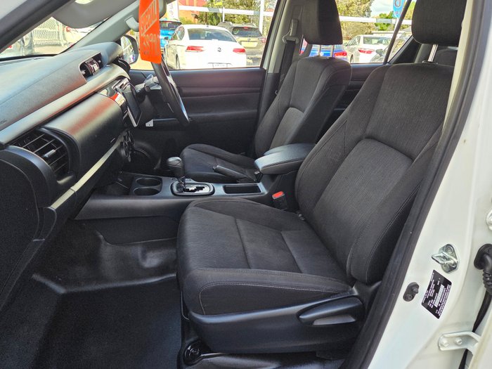 2019 TOYOTA HILUX SR WHITE