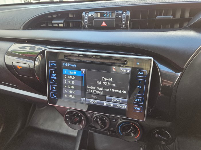 2019 TOYOTA HILUX SR WHITE