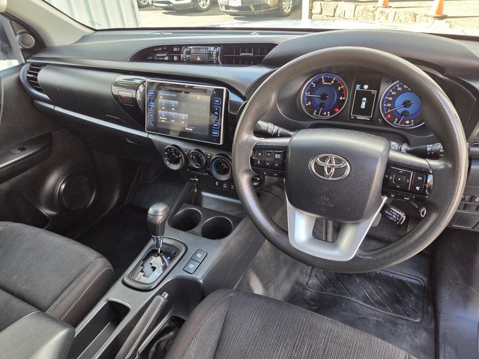 2019 TOYOTA HILUX SR WHITE