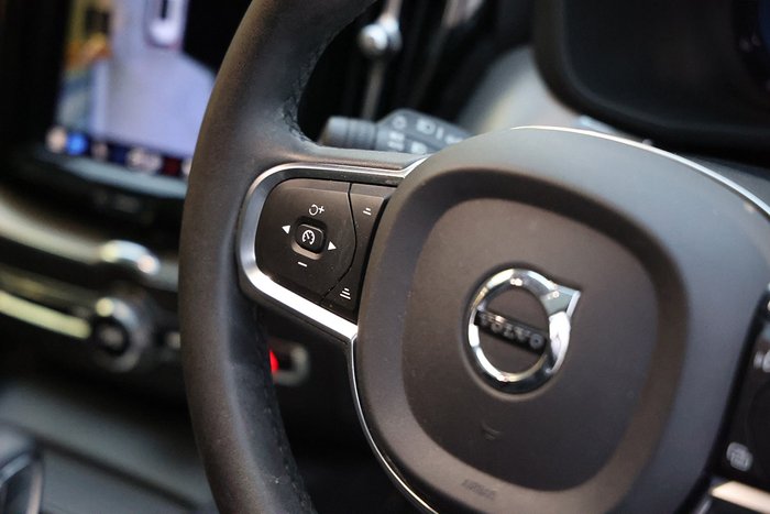 2022 Volvo XC60 Plus B5