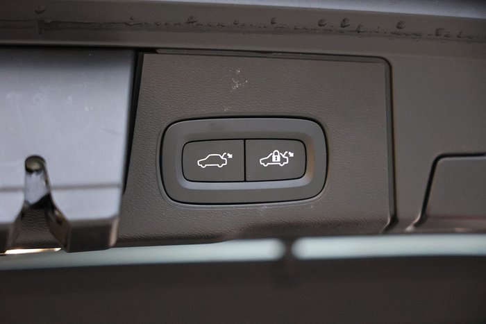 2022 Volvo XC60 Plus B5