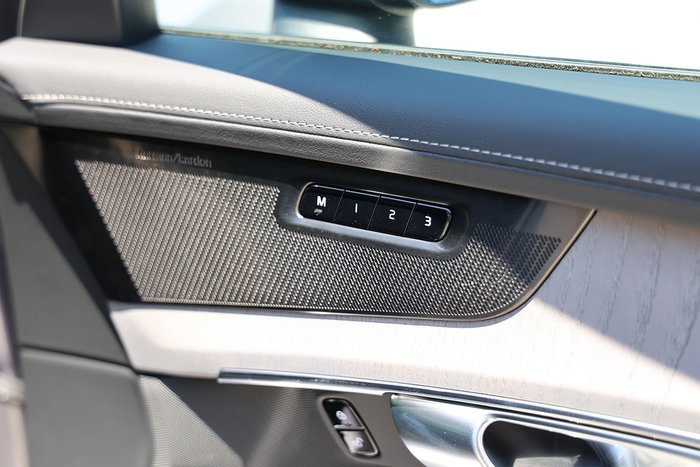 2025 Volvo XC90 Ultra B5 Dark