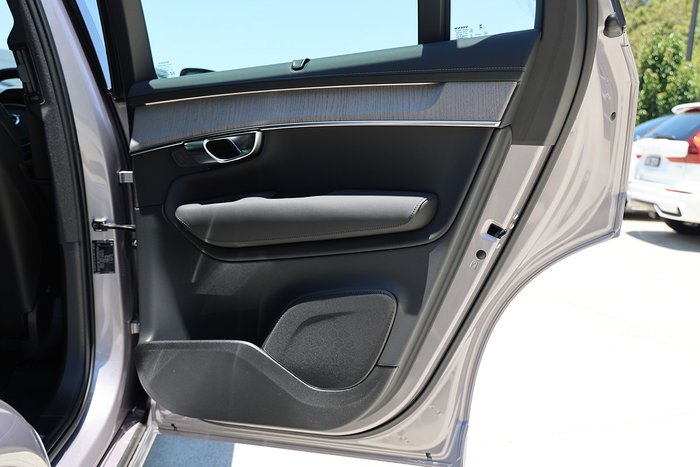 2025 Volvo XC90 Ultra B5 Dark