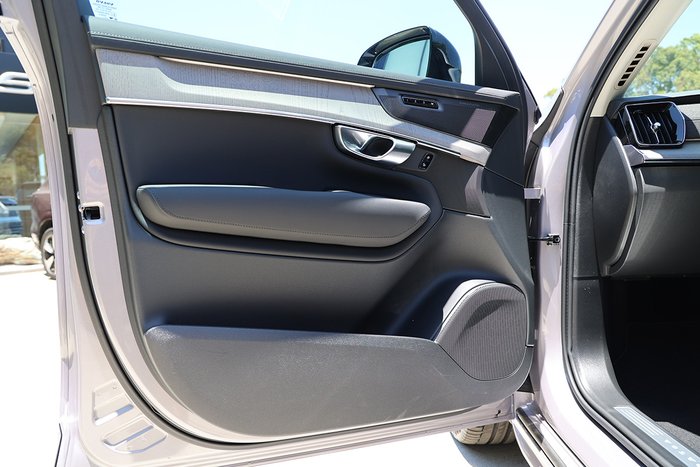 2025 Volvo XC90 Ultra B5 Dark