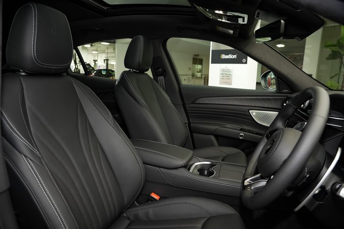 2026 Maserati Grecale 300HP HYBRID 4WD NERO TEMPESTA