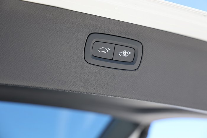 2025 Volvo XC90 Ultra B5 Dark