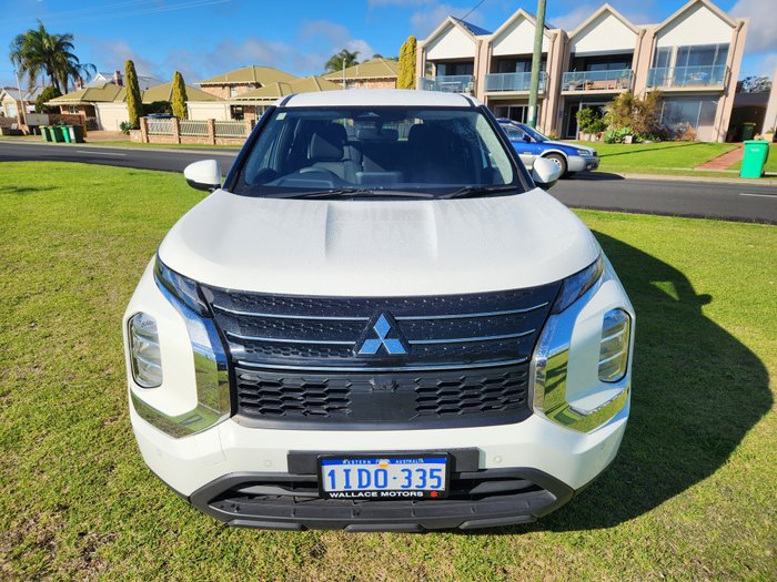 2023 Mitsubishi Outlander ES