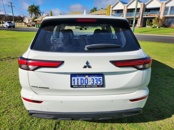2023 Mitsubishi Outlander ES