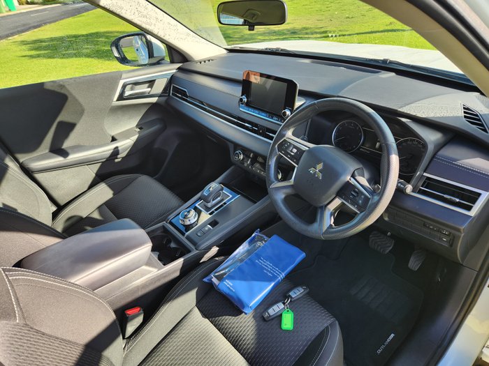 2023 Mitsubishi Outlander ES