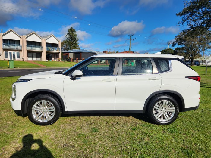 2023 Mitsubishi Outlander ES