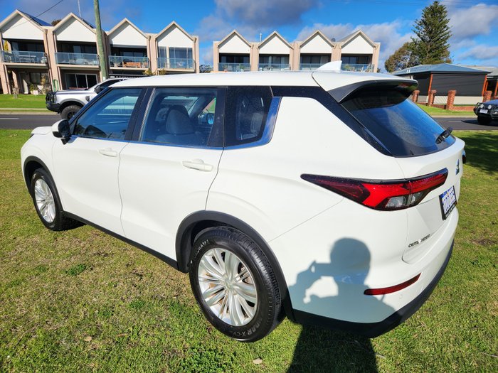 2023 Mitsubishi Outlander ES