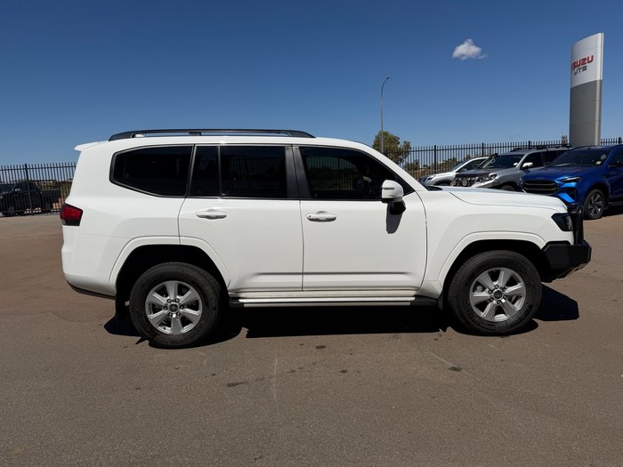 2024 Toyota LANDCRUISER GXL White