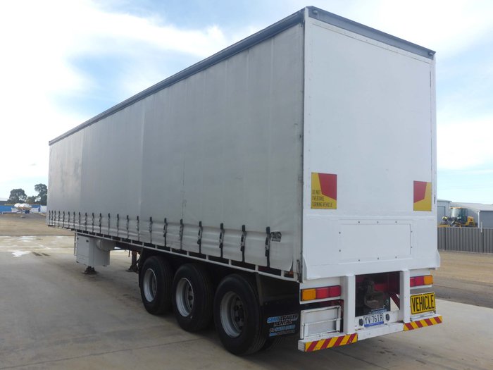 2009 Maxitrans 22 Pallet Curtainsider Road Train Lead