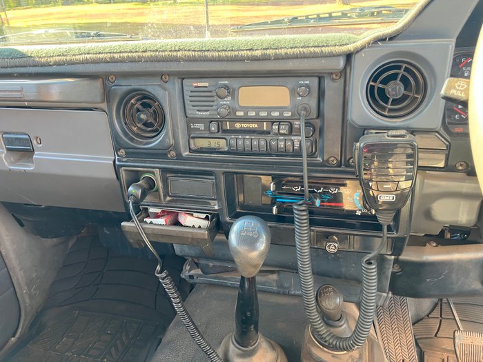 2004 TOYOTA  LANDCRUISER 
