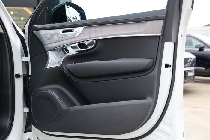 2025 Volvo XC90 Ultra B5 Dark