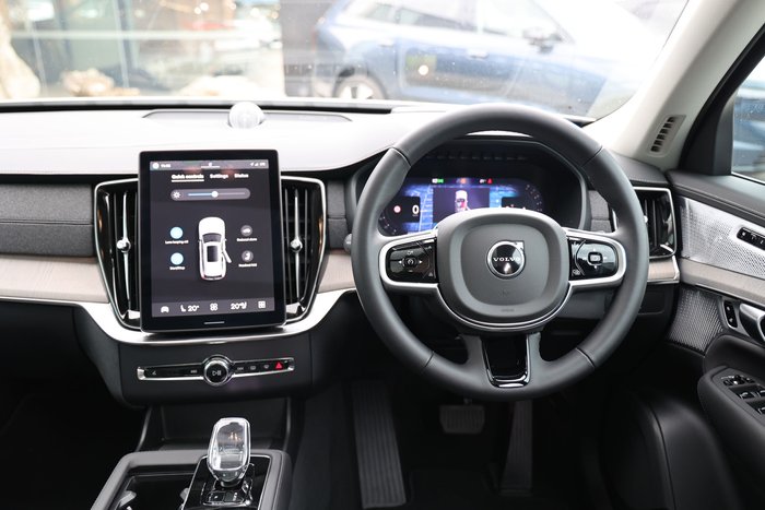 2025 Volvo XC90 Ultra B5 Dark