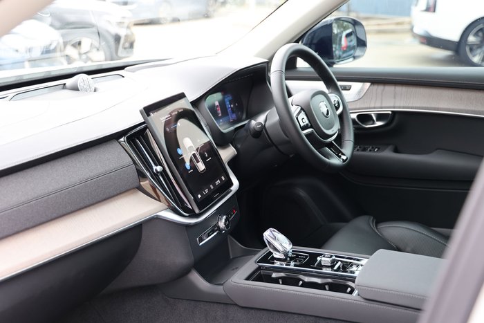 2025 Volvo XC90 Ultra B5 Dark