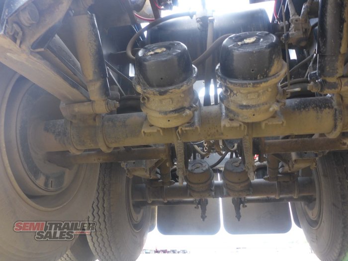 2006 Chris's Body Builders 3 Axle Bin Dog Trailer