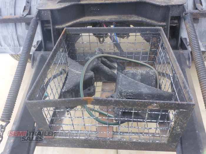 2006 Chris's Body Builders 3 Axle Bin Dog Trailer