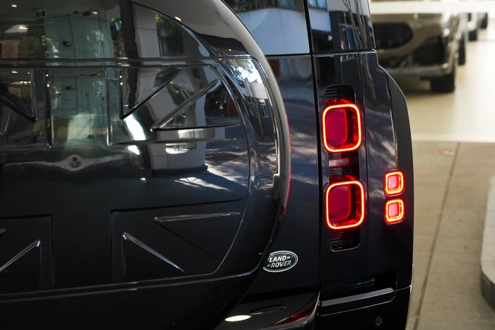 2023 Land Rover Defender 110 D300 X-Dynamic HSE