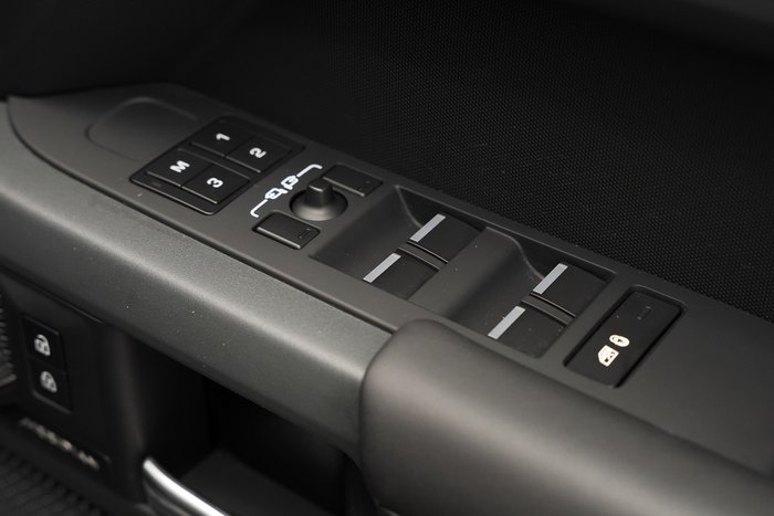 2023 Land Rover Defender 110 D300 X-Dynamic HSE