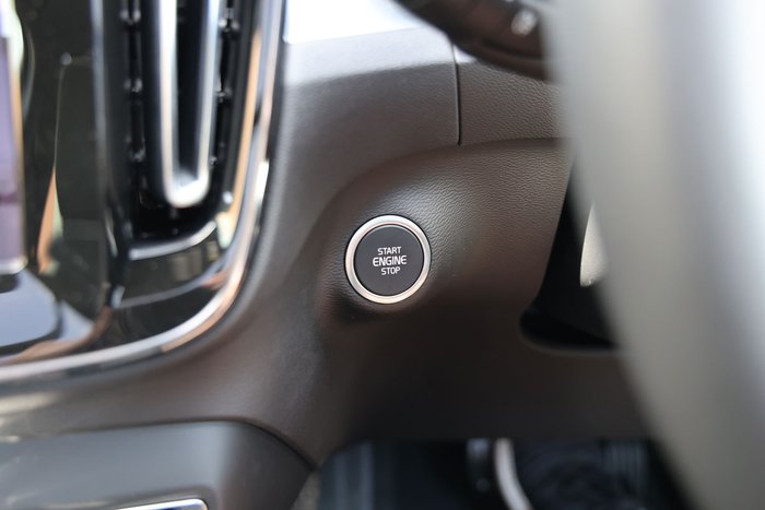 2025 Volvo XC40 Ultra B4 Dark