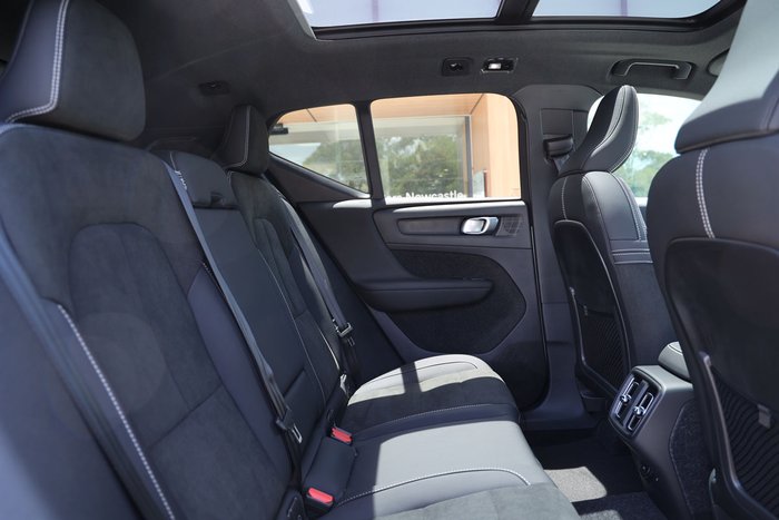 2025 Volvo XC40 Ultra B4 Dark