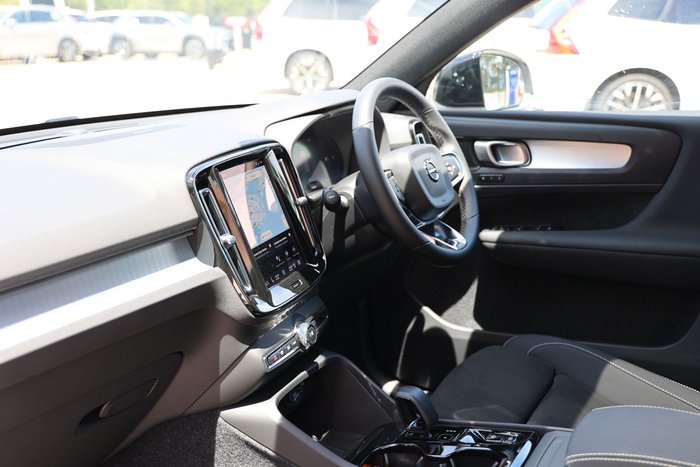 2025 Volvo XC40 Ultra B4 Dark